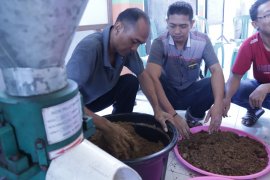 Puluhan warga Sidoarjo diajari pembuatan pakan lele