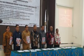 BPK Papua serahkan LHP Kinerja dan PDTT enam kabupaten/kota