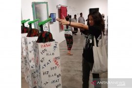 30 November-11 Desember, pematung Putrayasa kritik kekuasaan lewat pistol dan helm