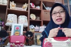 Egi Nurlatifah raih pelaku UMKM Juara berkat seni decoupage