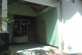 Selain pelemparan molotov, sebuah warung makan di Gamping juga dirusak orang