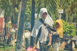Sambil gendong anak 2,5 tahun, Rabania jalan kaki keliling Taliwang berjualan gorengan
