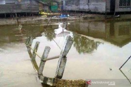 Jembatan penghubung Desa Tanjung Lajau Ambruk, masyarakat gunakan sampan untuk nyebrang