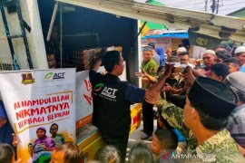 ACT Sumut bagikan ratusan paket makanan untuk jamaah masjid