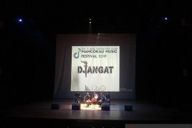 Seni pertunjukan video dokumenter, sastra lisan Koba dongeng penghibur