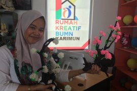 Pelaku UMKM Karimun sulap sisik ikan jadi kerajinan tangan