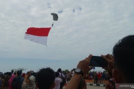 Aksi terjun payung TNI-AL pukau pengunjung Hari Nusantara 2019