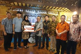 Penderes gula kelapa di Purwokerto dibekali sabuk keselamatan