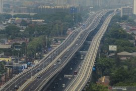 Pengerjaan pelebaran jalan sebabkan antrean kendaraan di Tol Layang