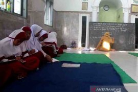 Atap kelas ambruk, puluhan siswa SDN di Jember belajar di mushala