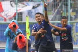Kemenangan Arema 3-2 atas sang juara Liga 1 ternoda "flare"