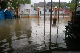Kantor KPU Kabupaten Pamekasan tergenang banjir