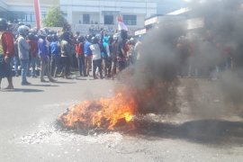 Ratusan supir Pangkalan demo tolak kehadiran Grab di Ternate