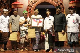 Putri Koster: jangan gengsi berbahasa Bali