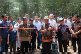 Bupati Rupinus - Uskup Sanggau resmikan Goa Maria dan Taman Kelempiau Keling Kumang