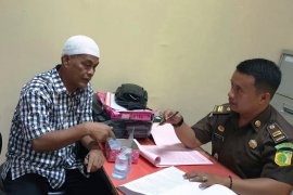 Kejari Padang tahan tersangka kasus dugaan pungli BPHTB