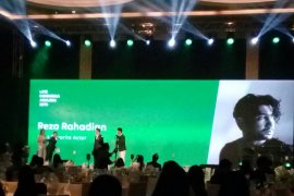 Reza Rahadian-Najwa Shihab raih penghargaan LINE Indonesia