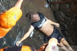 Seorang penderita ayan tewas terpeleset di kali saat hujan  lebat