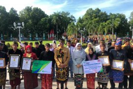 Gubernur NTB serahkan kepesertaan GN Lingkaran BPJamsostek