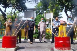 Kejari Padang musnahkan ribuan botol miras ilegal