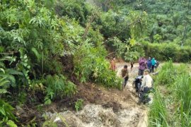 Longsor terjadi di tiga titik di Kutambaru Kabupaten Langkat