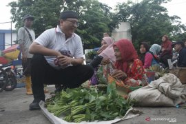 Blusukan ke pasar, Denny Indrayana dengarkan keluhkan warga Barabai