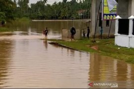 Remaja 13 tahun hilang terseret arus saat mandi sungai