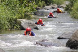 Ingin coba selancar di sungai? datang aja ke Padang Panjang
