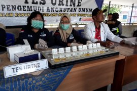 Sopir angkutan umum di Kediri jalani tes urine