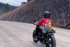 Presiden Jokowi jajal trek jalan perbatasan Nunukan tunggangi motor