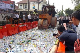 Polres Kota Kediri musnahkan ribuan botol minuman keras