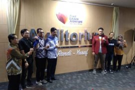 Laode Syarif membacakan puisi untuk mengenang mahasiswa UHO