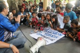 Datangi Kantor Wali Kota, nelayan Pondok Perasi Mataram menolak dieksekusi