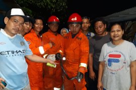 Sempat semburkan bisa, petugas evakuasi induk ular kobra dari warung warga