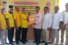 Syafrudin Iput kembalikan formulir di Golkar Rohil