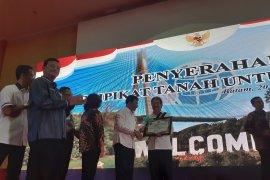 Menteri ATR Sofyan Djalil terima Anugerah Batam Madani 2019