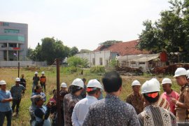 Majelis hakim cocokkan gambar konstruksi di lokasi jalan ambles Gubeng