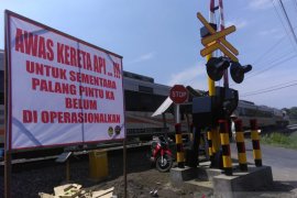 Pemkab Madiun pasang palang perlintasan KA tak terjaga