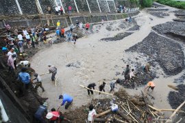 Pembersihan material terbawa banjir bandang