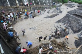 BERSIHKAN MATERIAL BANJIR BANDANG Page 1 Small