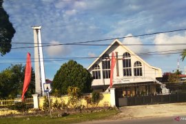 Dua anggota polisi jaga kelancaran ibadah Natal di setiap gereja