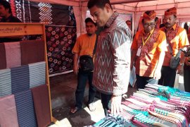 Pemkot Kediri gelar pasar rakyat tenun ikat