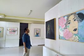 Lukisan gadis-gadis cantik hiasi pameran lukis di Taman Budaya Kalsel