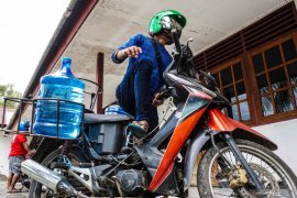 Agar tetap bugar di cuaca ektrem, masyarakat harus cukupi kebutuhan air mineral