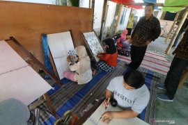 Pasar rakyat kampung tenun ikat