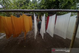 Perajin batik tulis desa Trusmi