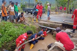 Pemkab Agam, Sumatera Barat kerahkan tiga tim untuk bersihkan material banjir bandang