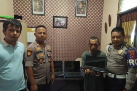 Maling rumah di 16 lokasi, akhirnya polisi ringkus Suprianto  ketika sedang mandi