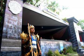 Pos PAM Nataru bertema Candi Penataran