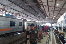 Libur Natal, ribuan penumpang padati stasiun di Daop Madiun